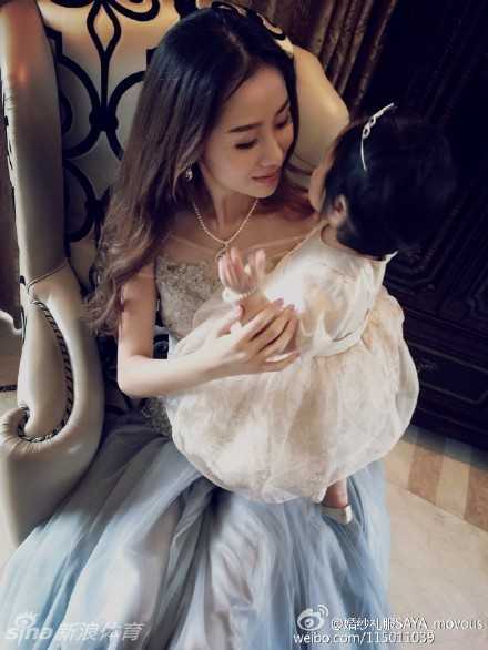 陈露身着一袭优雅长裙，眼神温柔地望向远方，气质宛如画中走出的名媛，尽显东方女性的典雅风韵。