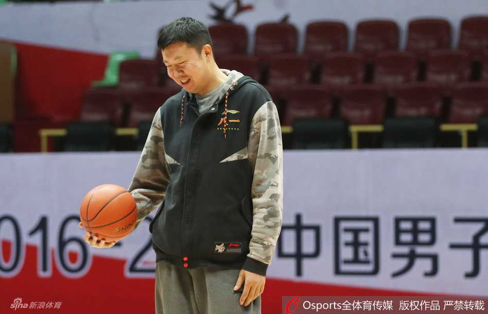 王治郅在示范后成功完成一次投篮，神情依然严肃，专注地注视着球的飞行轨迹，仿佛在执行一次关键战术。