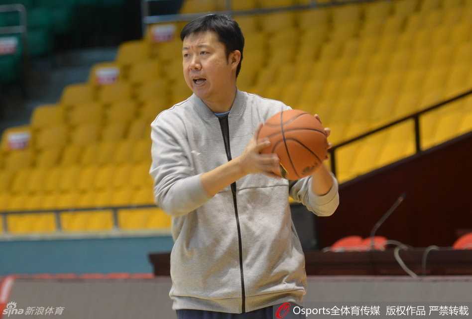 训练间隙，王治郅被热情的球迷团团包围，他面带微笑，耐心地为每一位伸到面前的篮球、T恤和照片签下自己的名字。