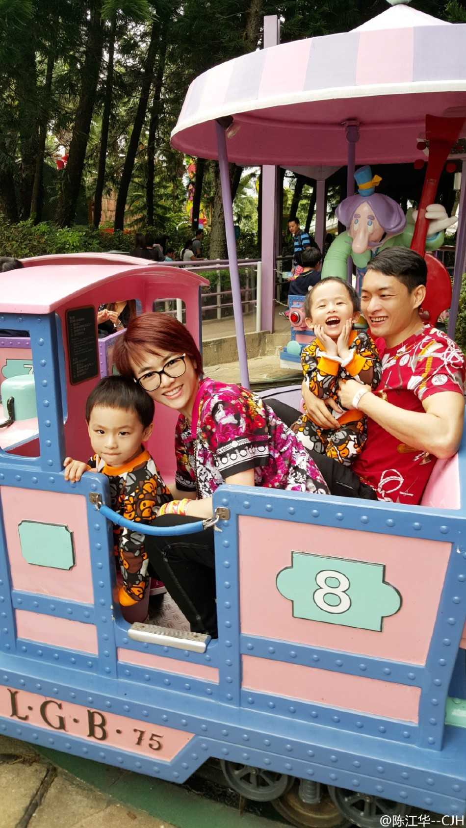 身穿休闲装的陈江华温柔地抱着大儿子，小家伙在爸爸怀里对着镜头好奇张望，父子间的眼神交流充满了爱意。