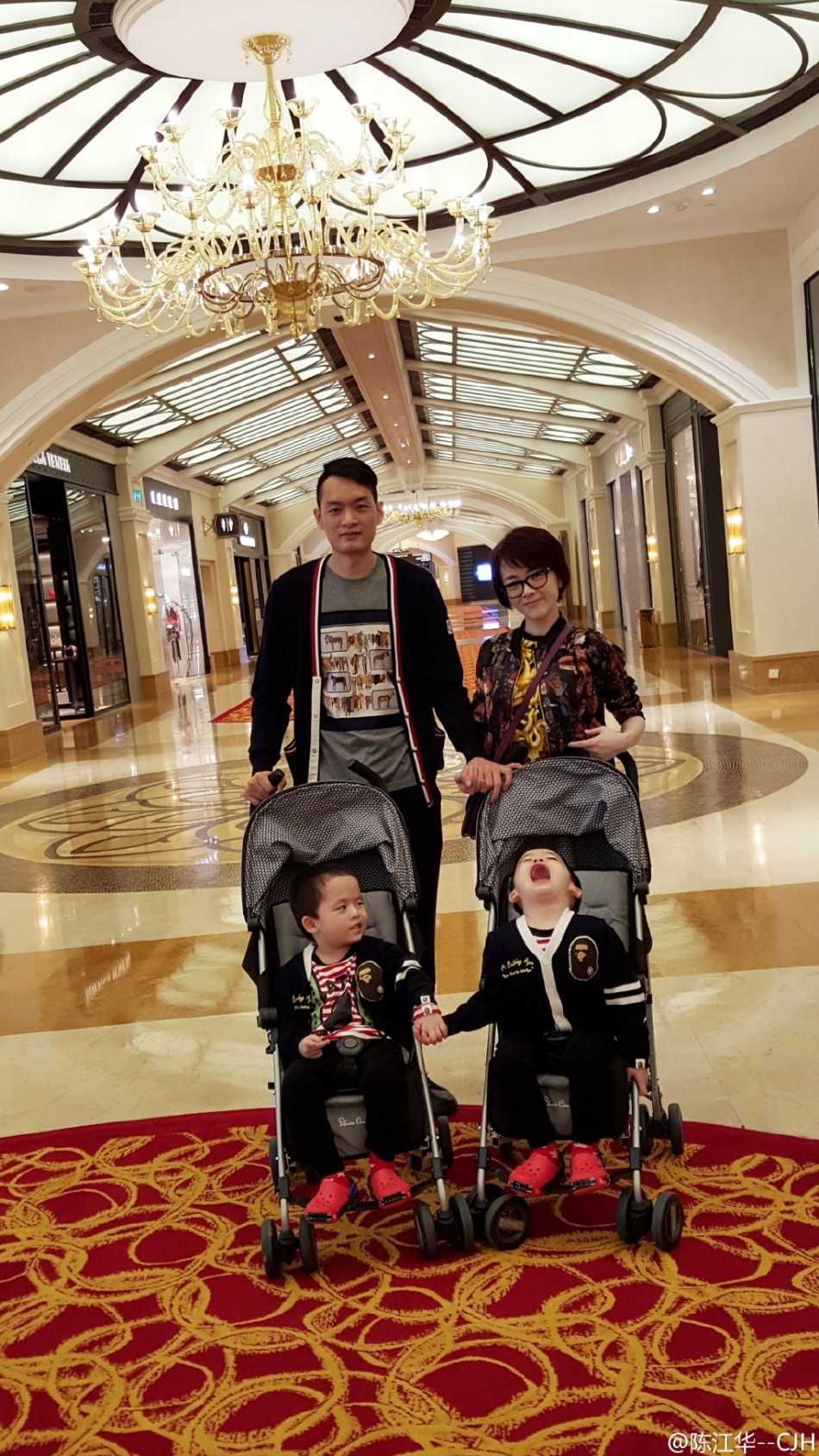 难得休息的陈江华躺在客厅地垫上，任由两个淘气的儿子在身上“叠罗汉”玩耍，他虽然一脸“无奈”，但嘴角却忍不住上扬，享受着甜蜜的负担。