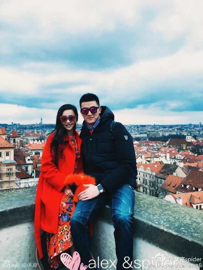 在柔和的午后阳光下，两人穿着休闲装相视而笑，眼神中流露出只有彼此才懂的默契与甜蜜，背景是充满童趣的游乐园。