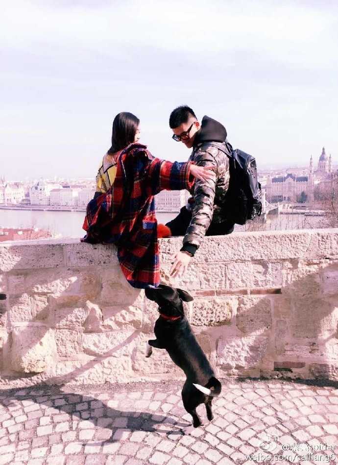 夜幕降临，城市的灯光为背景，两人在户外以超大束玫瑰为前景，头靠着头自拍，记录下这宁静而浪漫的夜晚，甜蜜几乎要溢出屏幕。