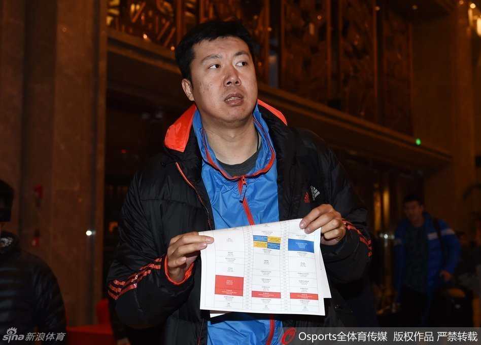 篮球王者步履从容，王治郅身着深色休闲装现身，面带标志性谦和微笑向人群挥手，举手投足间尽显篮坛传奇的沉稳大气