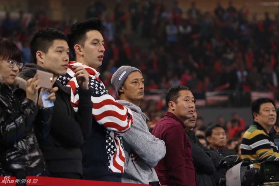 比赛进入胶着状态，余文乐眼神紧紧跟随篮球的轨迹，抿紧嘴唇，双手交叉置于膝上，紧张与专注的神情溢于言表。