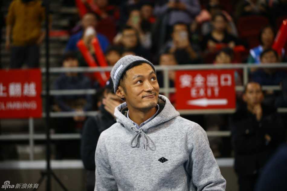 散场后，余文乐戴上了帽子，与麦克隋并肩走向场外。麦克隋对着镜头露出标志性的笑容，两人轻松的步伐显示出他们度过了一个愉快的篮球之夜。