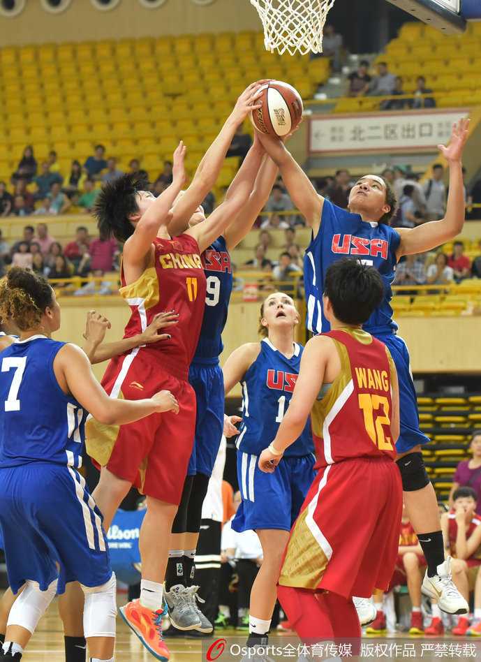 赛后，满头大汗的队员们站成一排向观众致谢，虽然输掉了比赛，但她们赢得了球迷的掌声与尊重。