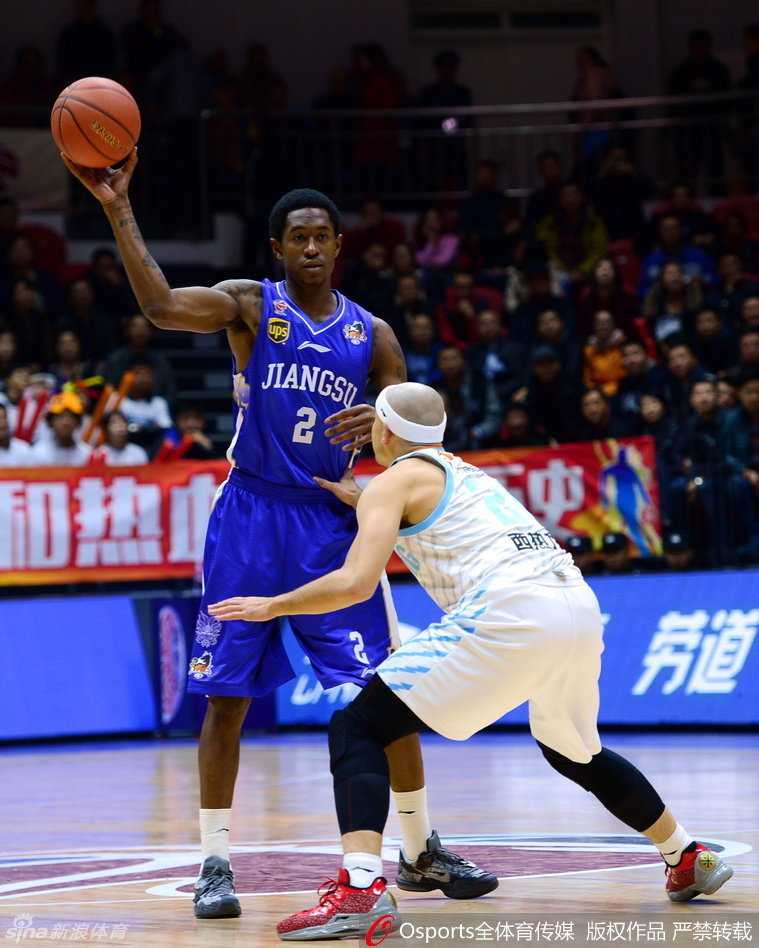 体型庞大的布莱切在低位持球，面对两名防守球员的包夹毫无惧色，他利用灵活的脚步准备强行上篮，展现出万花筒般的进攻技巧。