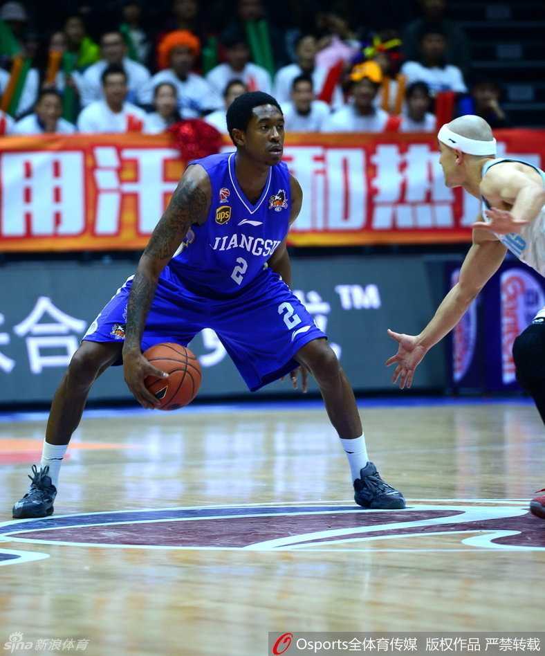 刘炜持球快速突破，他的步伐稳健而果决，尽管已是老将，但突破依旧犀利，像一把尖刀直插对手腹地。