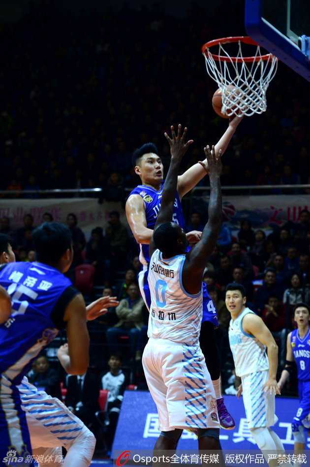 小外援布鲁克斯持球快速杀入内线，面对布莱切的正面拦截和周琦从侧翼的补防，他依然选择强行挑战新疆队的双塔防线。