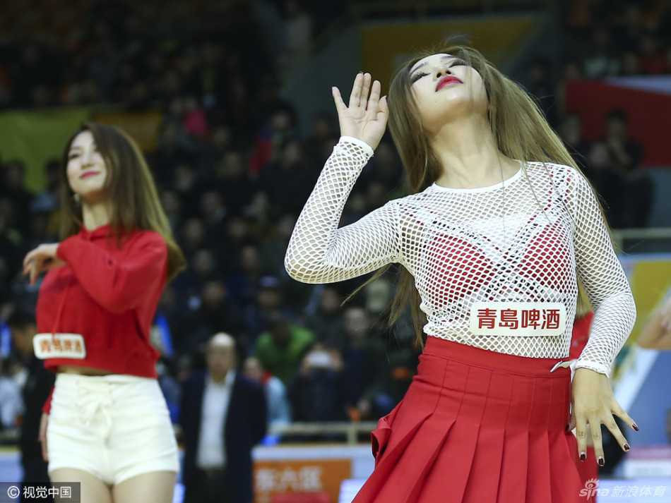 广厦宝贝身着性感装束，在聚光灯下展现出自信与活力，眼神中透着青春的闪亮