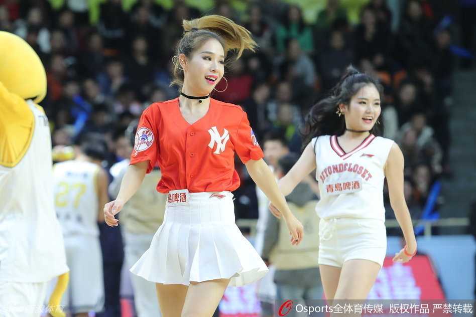 一位短发宝贝在舞台上绽放灿烂笑容，即便发型简约，但精致的五官与青春气息同样动人