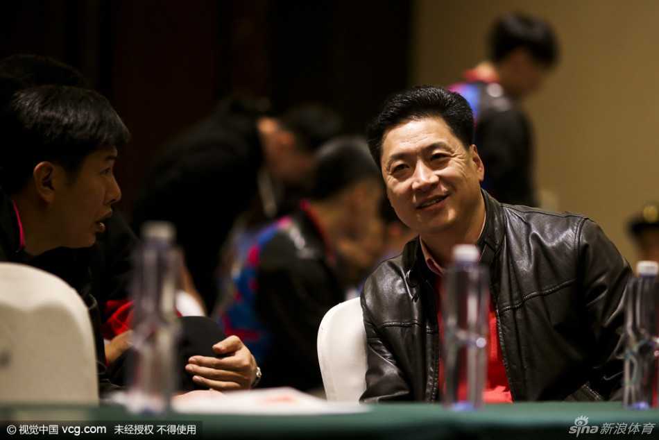 面对媒体长枪短炮的“围攻”，大郅习惯性地挠了挠头，仿佛在思考如何解答关于年轻队员成长的难题。