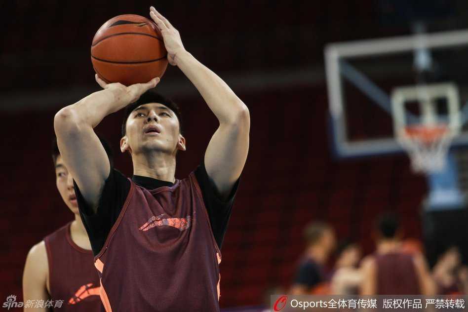 队长孙悦因伤未能参加合练，在场边进行恢复性拉伸，眼神中透着对比赛的渴望。