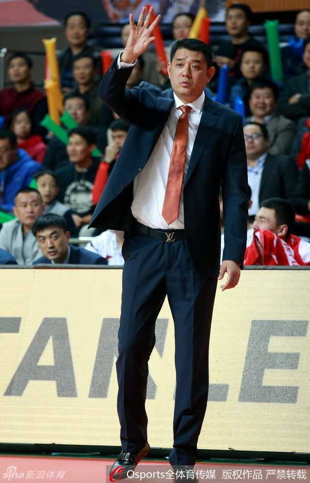 青岛队外援多米尼克·琼斯如闪电般持球突破浙江队的防线，强势杀入内线，展现其出色的个人攻击能力。