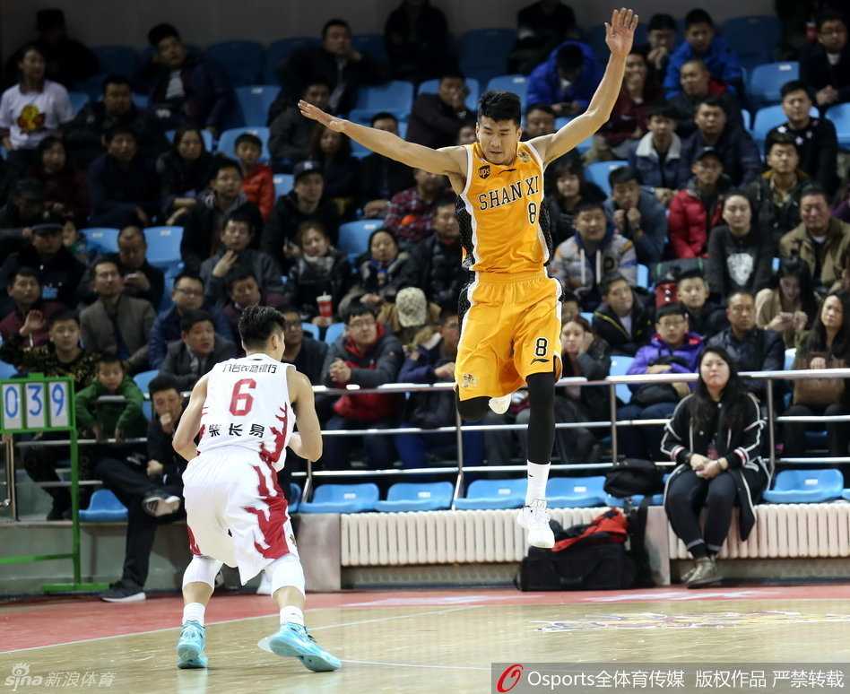 吉林队射手柴长易面对严防，凭借灵活的脚步晃动，瞬间甩开贴身防守者，赢得宝贵的投篮空间。