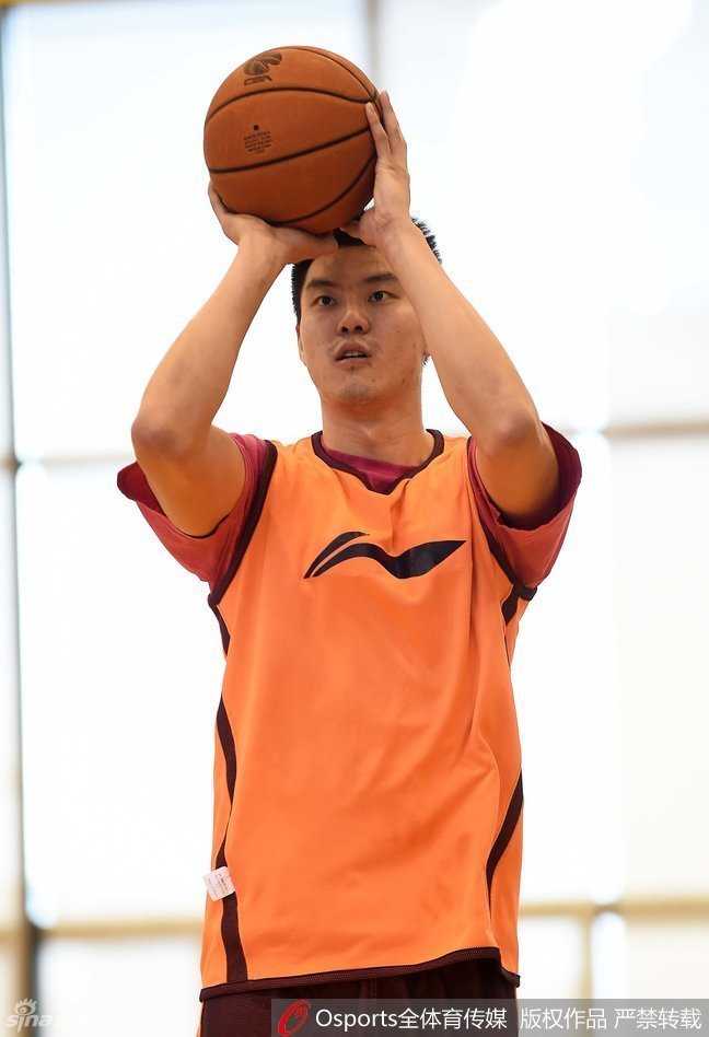 董瀚麟在内线强硬卡位，肌肉紧绷，奋力争夺篮板球位置，充满活力。