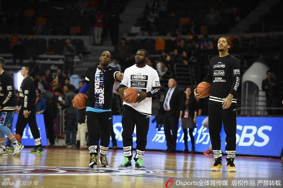 四川队外援迪奥古身穿休闲西装，紧紧牵着一男一女两位可爱的小球童的手，三人一同踏入赛场，球童脸上洋溢着兴奋的笑容。