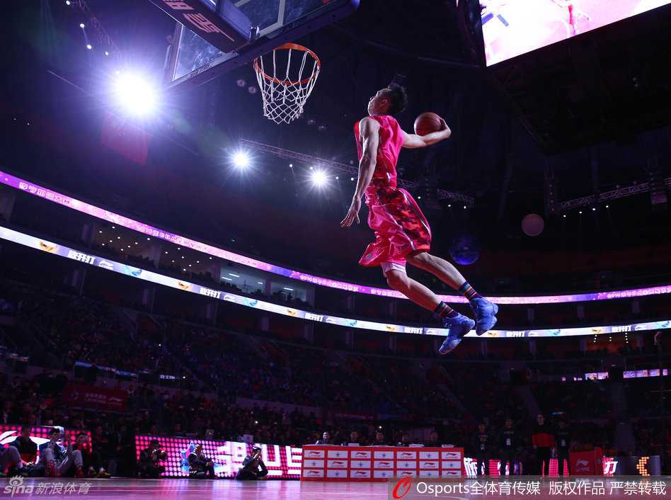 福建队王增杰上演了一出创意好戏，他右手持球左手拿鞋，仿佛要将胜利与喜悦一并塞入篮筐，完成扣篮后他将球鞋抛上看台，与观众热情互动。