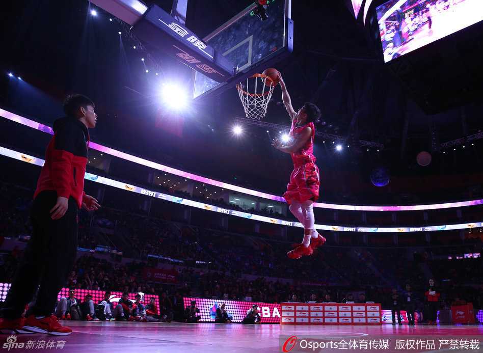 青岛队的唐海在天空中画出一道完美的弧线，他逆向转身360度，用左手将球轻松劈入篮筐，动作舒展飘逸，充满了写意的美感。