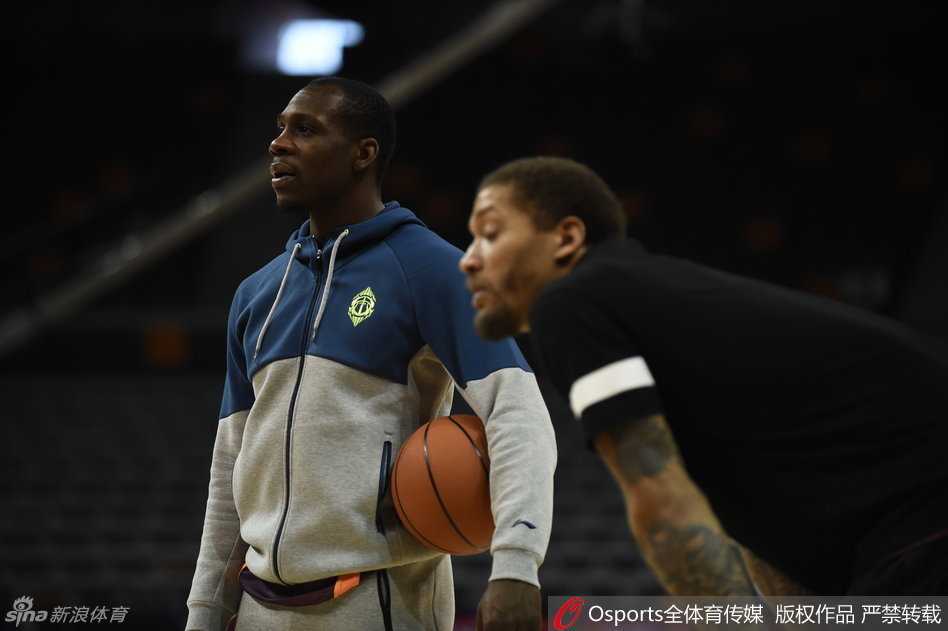 辽宁队的贺天举在外线进行投篮练习，他出手点高，动作标准，展示了一名优秀射手的专业素养。