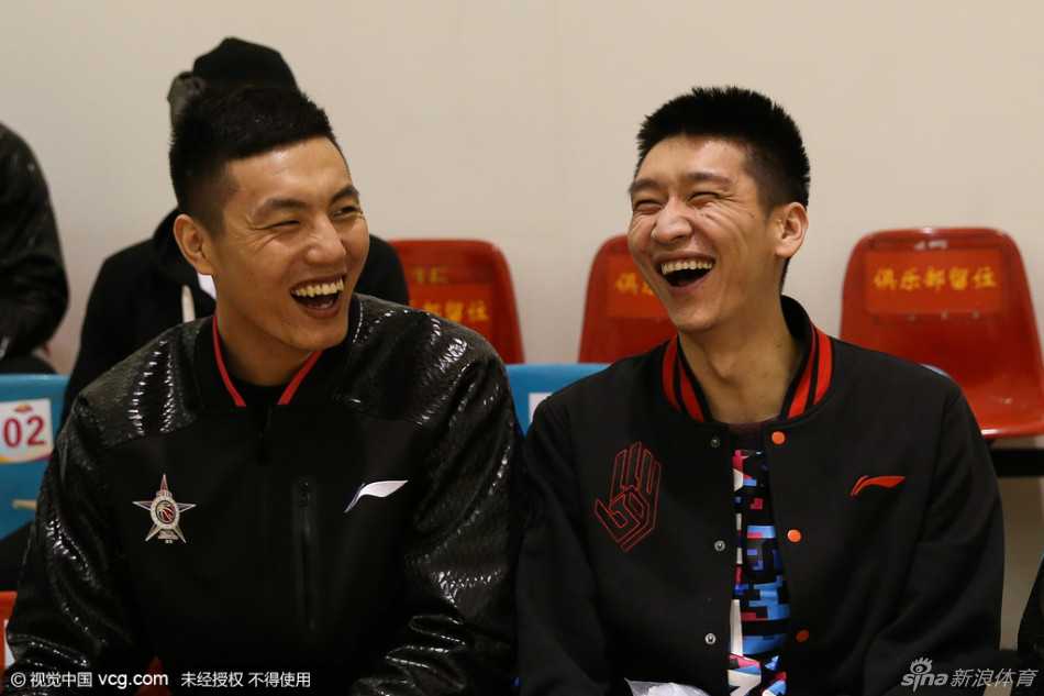 李根扎起马步双手比划，现场表演“发功”逗翻队友