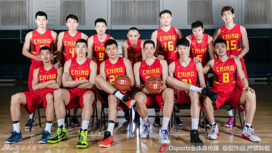 队员们的霸气写真透露出舍我其谁的锐气，坚定的眼神和紧绷的肌肉线条，仿佛在向对手宣告国奥内线群的强大威慑力。