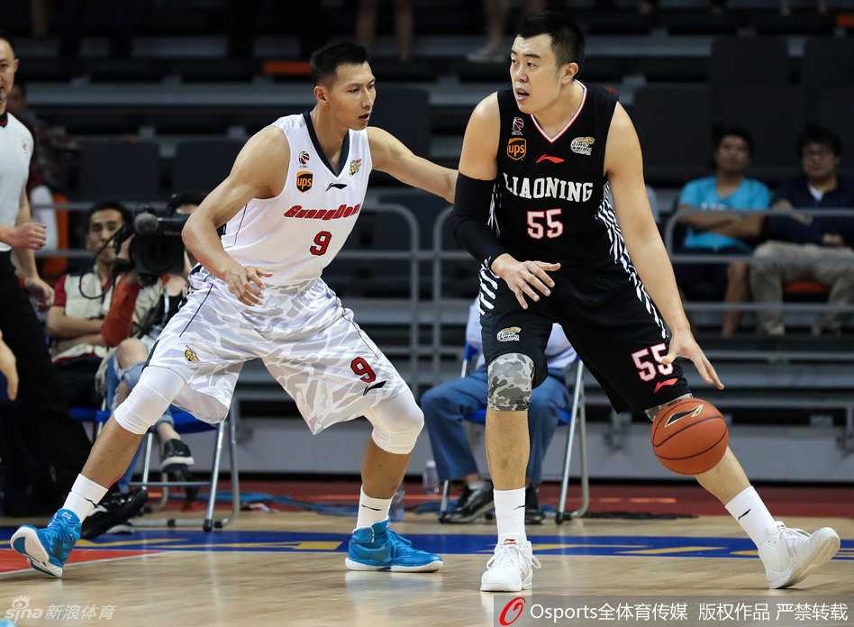 在肌肉丛林的肉搏战中，哈德森如猎鹰般起跳，出手三分球，眼神中充满了对胜利的渴望。