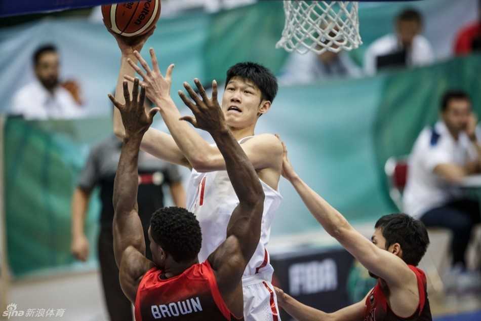 胡金秋在对方多人包夹下依然高举高打，尽显内线霸主本色，将球稳稳送入篮筐。