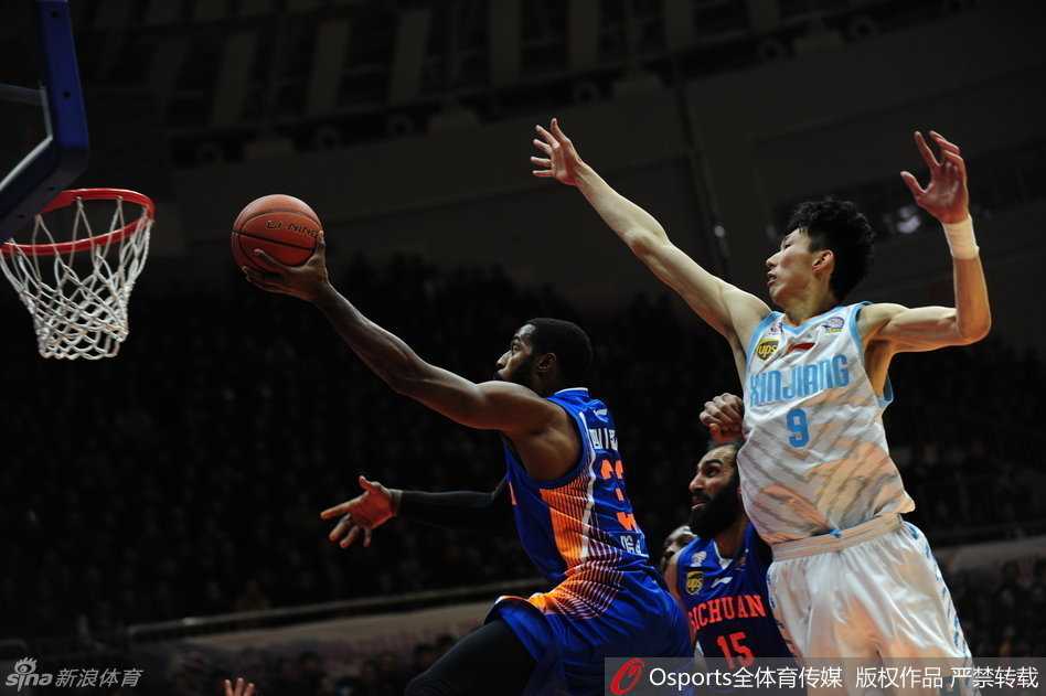 青岛队核心哈达迪在对方内线群中高高跃起，犹如泰山压顶般完成双手大力灌篮，整个篮筐都在颤抖。