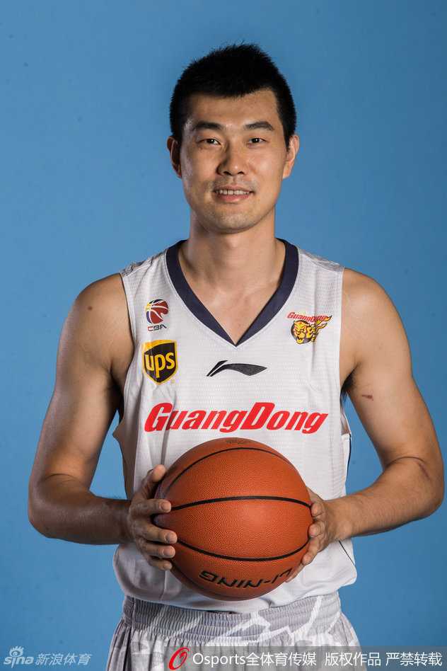 训练结束后，李原宇与邵英伦等年轻球员加练投篮，汗水浸湿了球衣，他们正为赢得未来而努力。