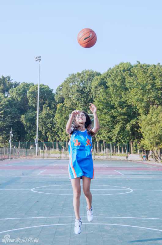 穿上7号球衣的任丹妮在球场上运球前行，专注的眼神和舒展的身姿，展现出她不仅是场边摄影师，更是球场上的灵动少女。