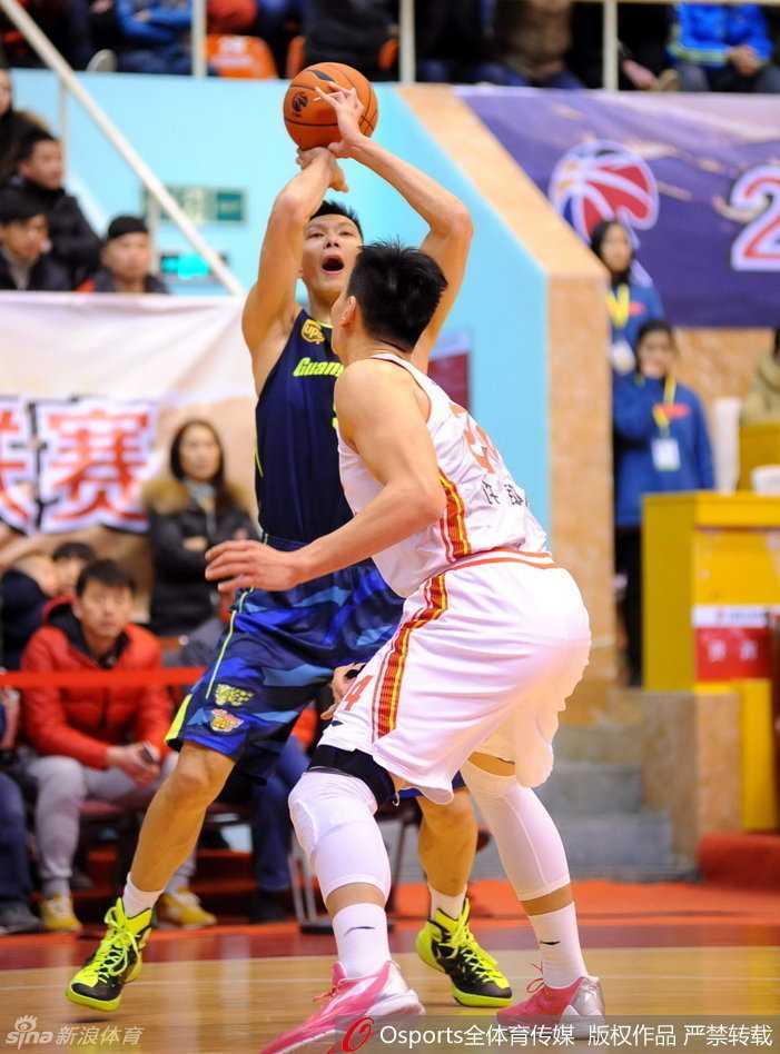 八一队许钟豪在内线接球后背身强吃广东外援迪奥古，他肌肉紧绷全力顶开防守，表情刚毅，展现了军人球员的顽强作风。