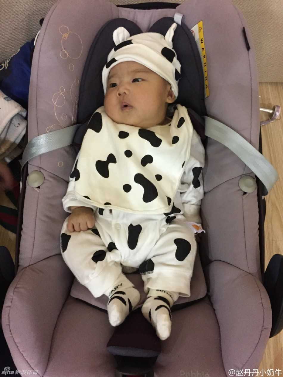 球馆的一角，孟达将女儿轻轻抱在怀里，刚运动完的他脸上挂着汗珠，但眼神里满是宠溺，女儿的小手抓着爸爸的手指，父爱在这一刻静静流淌。