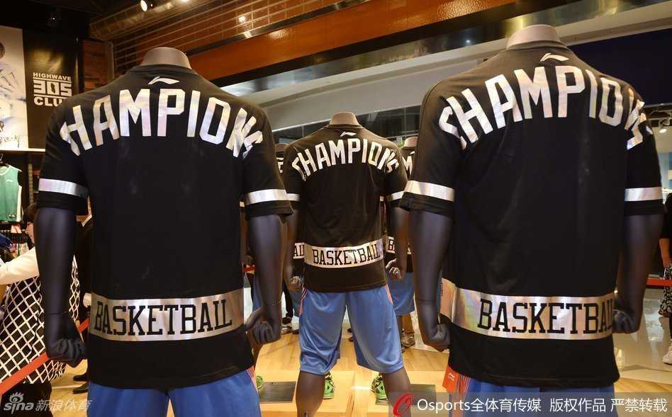 青春靓丽的啦啦队美女在现场助阵，她们的热舞为这场充满回忆的见面会增添了更多欢乐气氛。