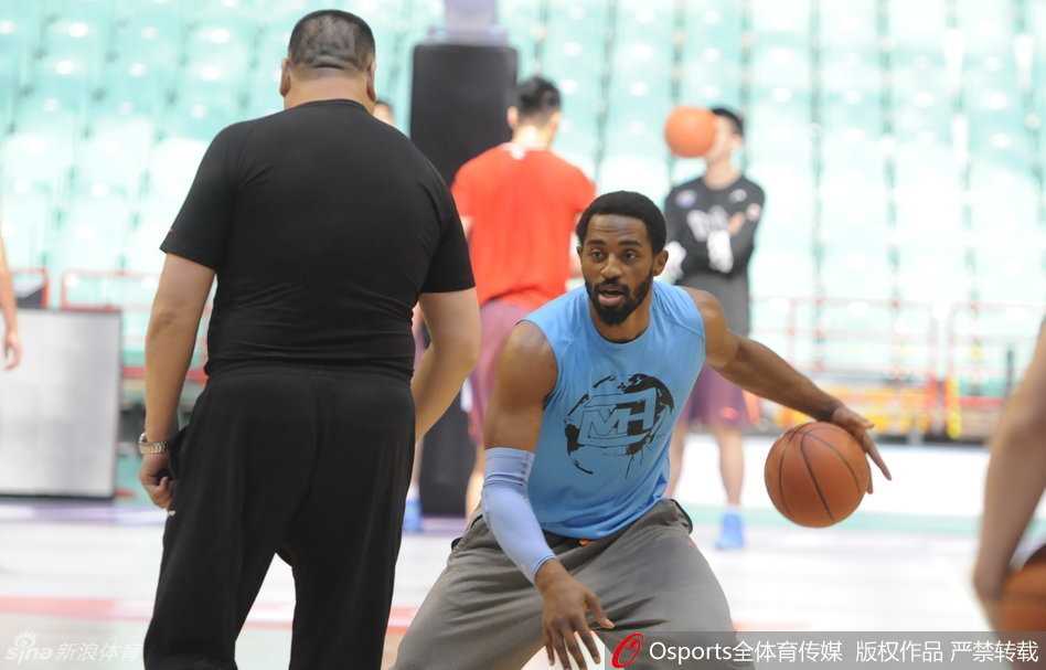 在双手双球训练中，哈里斯展现了他出色的球性，篮球在他手中如同被线牵引的木偶，尽管脸上还挂着标志性的微笑，但手上的动作却一丝不苟，这是他强悍得分能力的源泉。