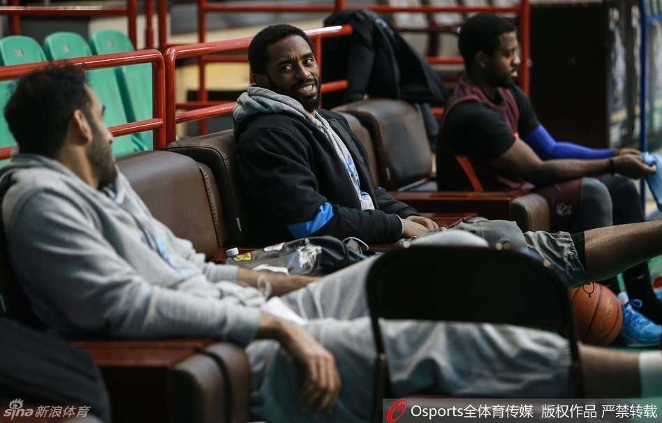 抵达训练馆的哈达迪心情不错，他在场边独自进行着拉伸放松，眼神中透露出对当晚比赛的渴望，身体的柔韧性在这一刻展现得淋漓尽致。