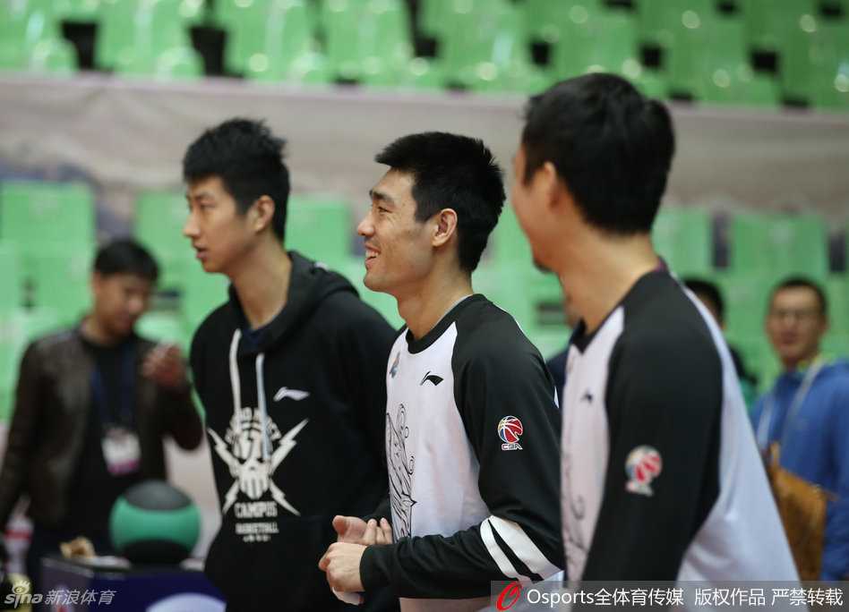 身高臂长的哈达迪在运球练习中显得格外认真，虽然体型巨大，但他手上的控球动作却十分柔和，展现出细腻的篮球技术。