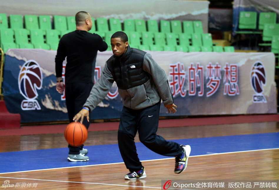 外援科顿在训练中格外专注，他独自运球，试图用刻苦的训练回应外界对其状态的质疑。