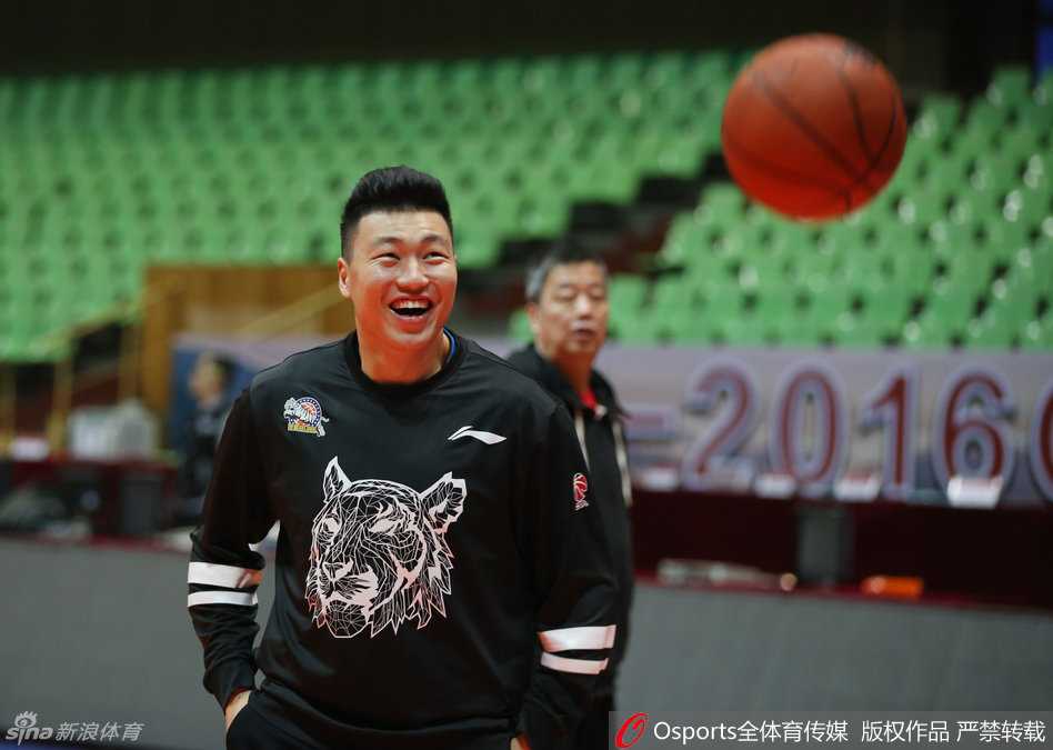 李根心情大好，在训练中露出标志性的灿烂笑容，经历风雨后的他显得愈发从容。