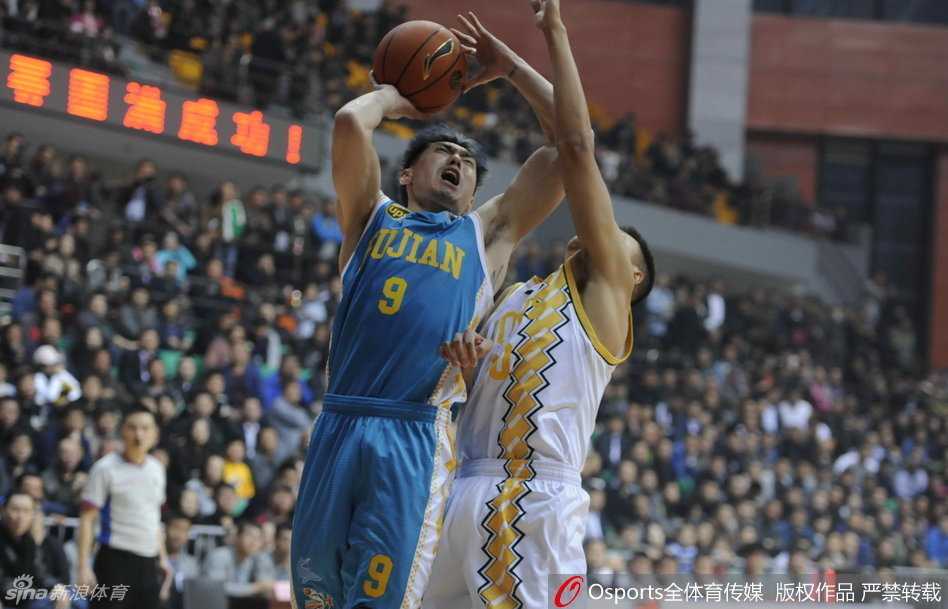 李春江趁着比赛死球机会，将队员召集到身边进行场边指导，他蹲在地上用手比划着战术，神情专注而严肃。