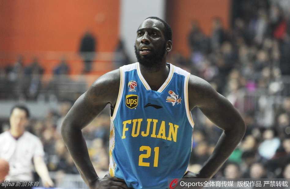 广厦队外援面对福建队的防守，在身体失去平衡的情况下依然顽强地将球抛向篮筐，完成了一次精彩的投篮。