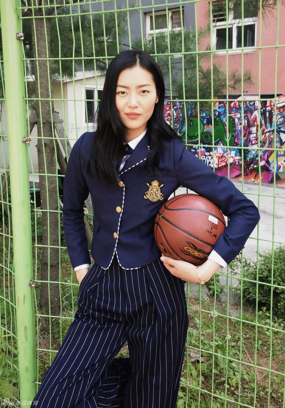 在韩国综艺节目录制现场，刘雯换上运动装束，双手举着篮球准备投篮，全神贯注的表情中带着一丝不服输的倔强