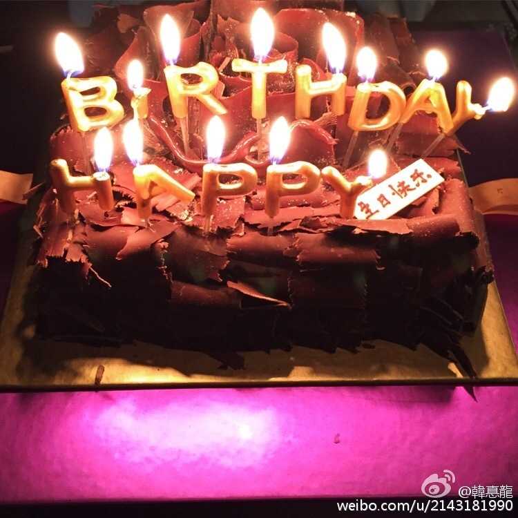 刘晓宇双手合十对着生日蛋糕许愿，脸上洋溢着幸福的笑容，现场的温馨气氛仿佛要溢出屏幕