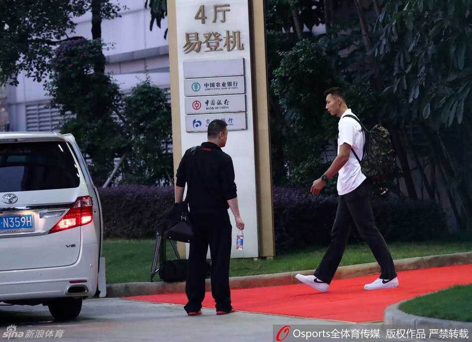 在机场到达大厅外，阿联正与司机一起搬运硕大的行李。他躬身用力，毫无巨星的架子，每一个动作都显得朴实而有力，仿佛将这段美国征程的收获与经验，一并装进了这个巨大的箱包中。