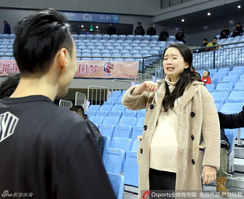 孟达在场上专注运球突破，他在老家的地盘上砍下关键分，用实力证明自己依然是那个无所不能的“达锅”。