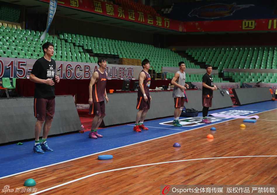 外援哈里斯在训练中眼神坚毅，他轻巧地将篮球抛向篮筐，仿佛在丈量着总决赛的篮筐高度，动作舒展而充满自信。