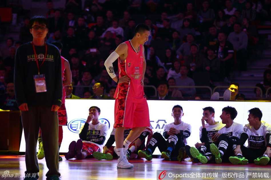 赵泰隆在三分线外自信出手，篮球应声入网，他用实力证明了扣篮王也能百步穿杨。