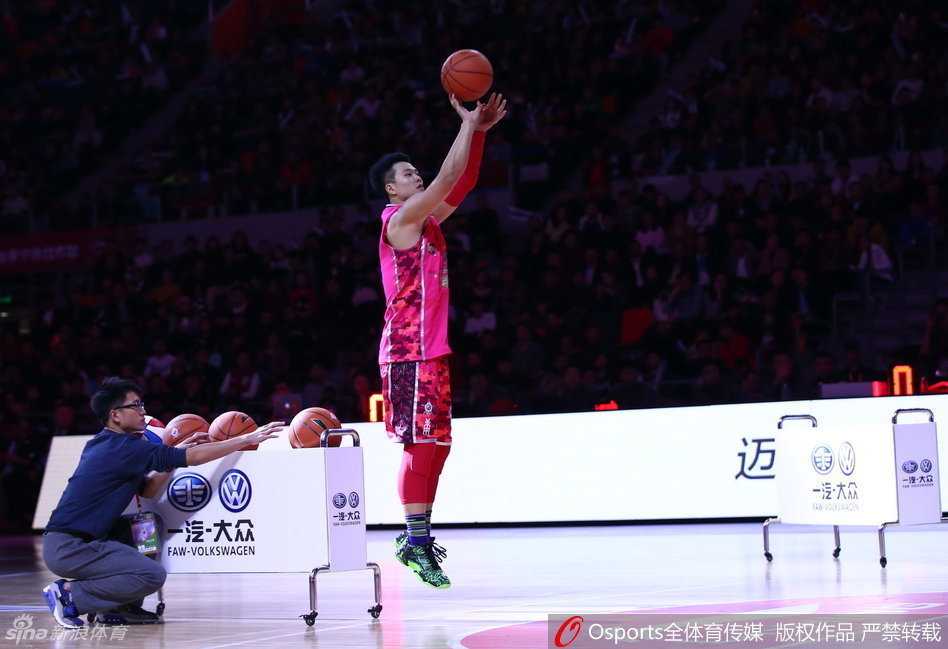 刘晓宇、周鹏、方硕和周湛东在场边专注地观看三分大赛，他们也是这个精彩夜晚的见证者。