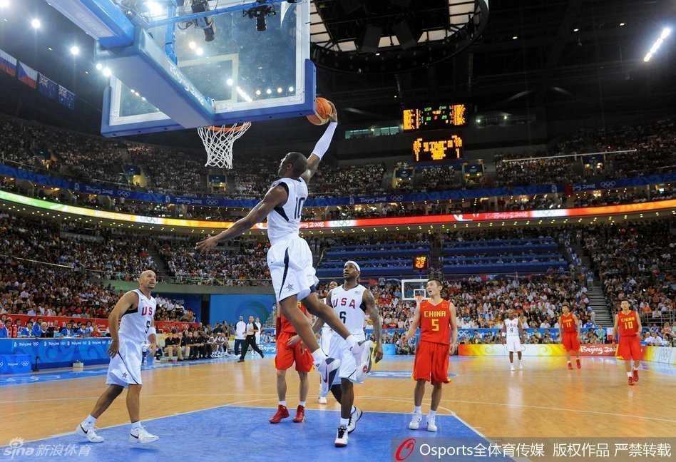 科比在北京奥运会赛前热身时神情专注，招牌式的坚韧眼神中透露出对胜利的无限渴望，全场目光聚焦于这位梦八领袖。